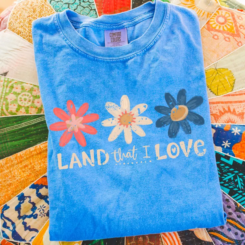 Land That I Love Retro 4th of July T-Shirt – Floral Patriotic Tee